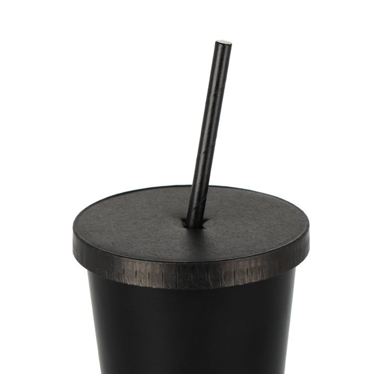 Papieren deksel 90mm - Zwart op de beker met rietje